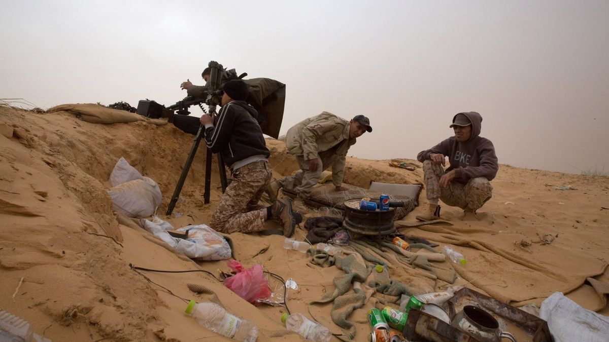 Libyjští vojáci při přstřelce s milicemi (ilustrační foto)
