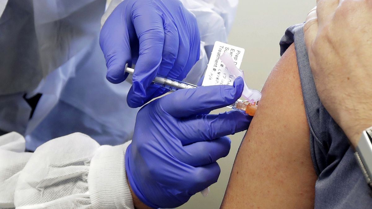 Vakcína koronavirus nezpůsobí, vyvrací Blatný dezinformace