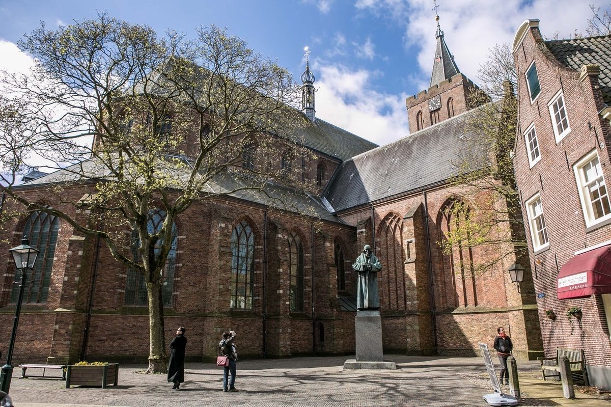 Bronzová socha Jana Amose Komenského u Velkého kostela sv. Víta v nizozemském Naardenu