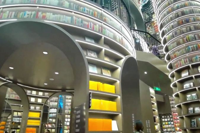 BEZ KOMENTÁŘE: V Číně otevřeli knihkupectví, které vypadá jako tajuplná pevnost