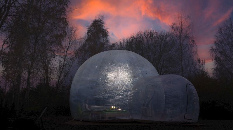 Spaní v bublině pod hvězdami nabízí nový typ ubytování. Říká se mu bubble hotel
