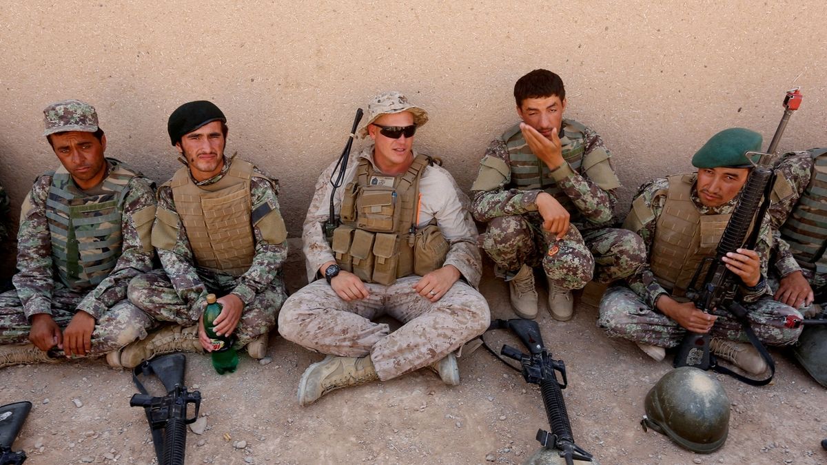 Příslušník americké námořní pěchoty v Afghánistánu s místními vojáky
