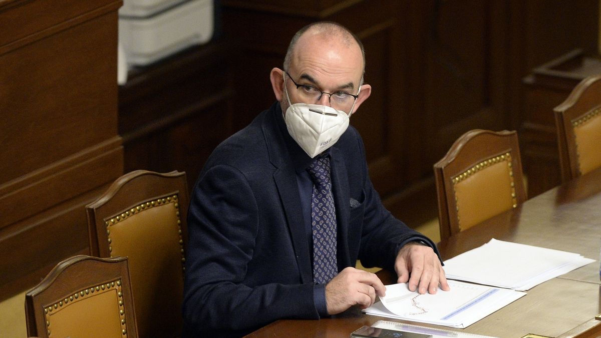 Ministr zdravotnictví Jan Blatný (za ANO) na čtvrtečním jednání Sněmovny.