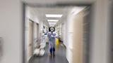 Do nemocnice to nestihl, nakažený koronavirem v Německu zemřel v autě 