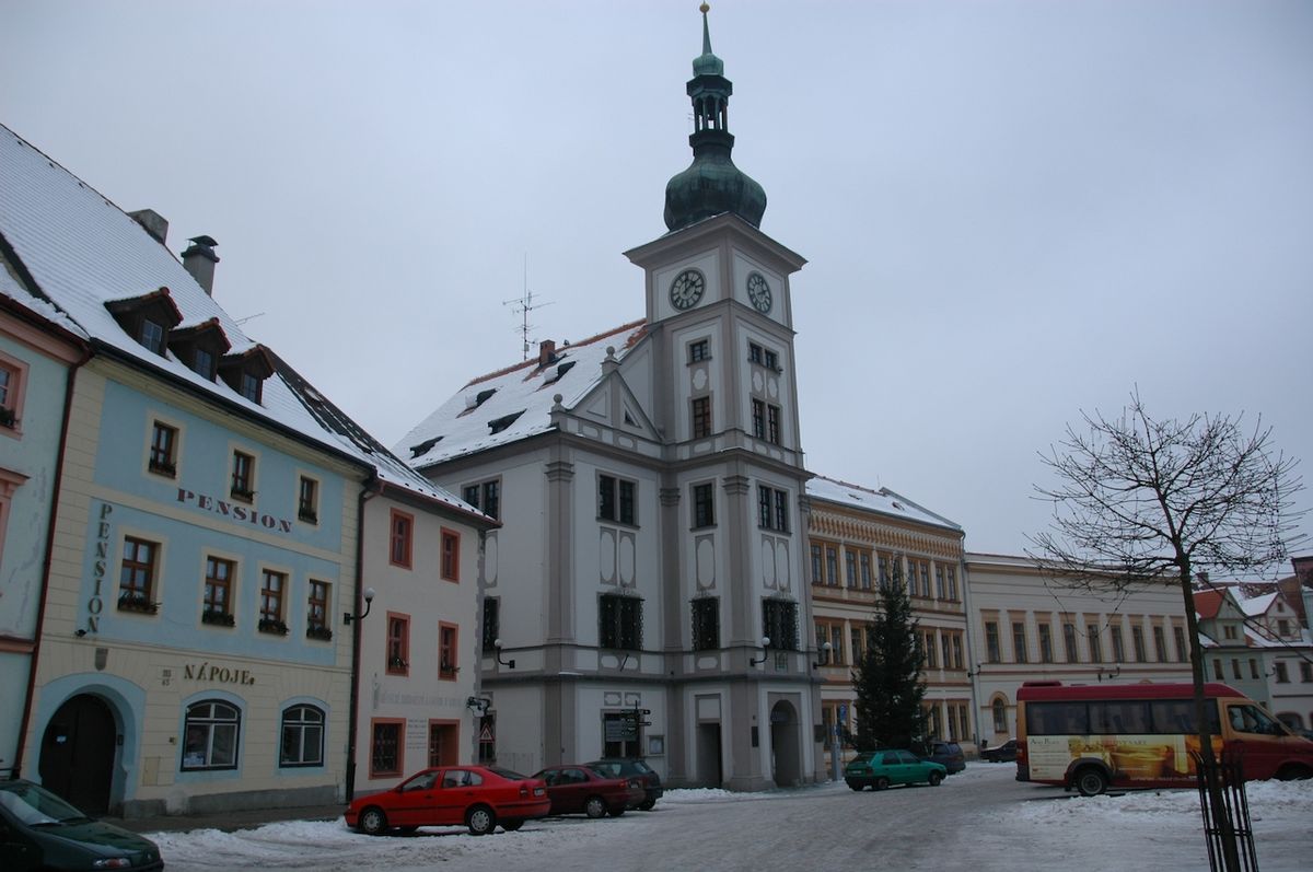 Loketské náměstí tvoří s hradem nádherný historický celek.
