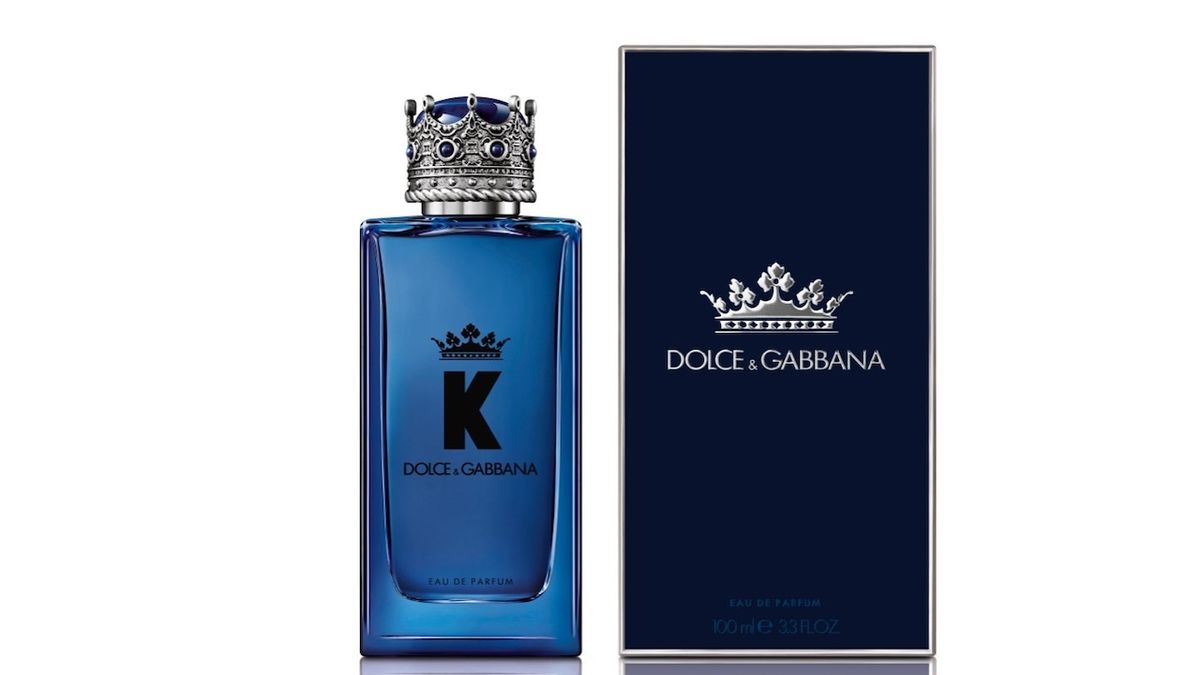 K by Dolce&Gabbana - Nový pánský okouzlující parfém plný intenzity, přitažlivosti a smyslnosti ztělesňuje pravou osobnost muže. Tu podtrhuje směs horlivých citrusů, hřejivé dřeviny dodávají ohnivou jiskru a svěžest přináší bobule jalovce, od 1850 Kč