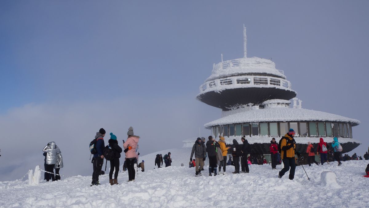 Turistům, kteří šli ze Sněžky zakázanou cestou, hrozí od Poláků pokuta