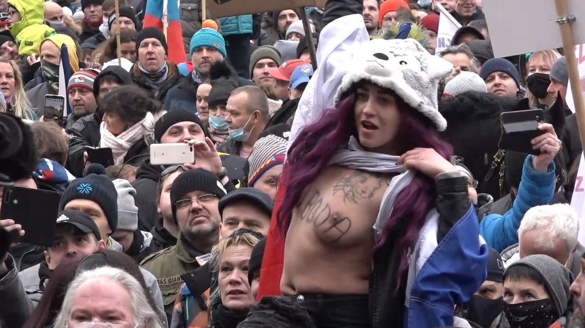 Demonstrantka na Staroměstském náměstí