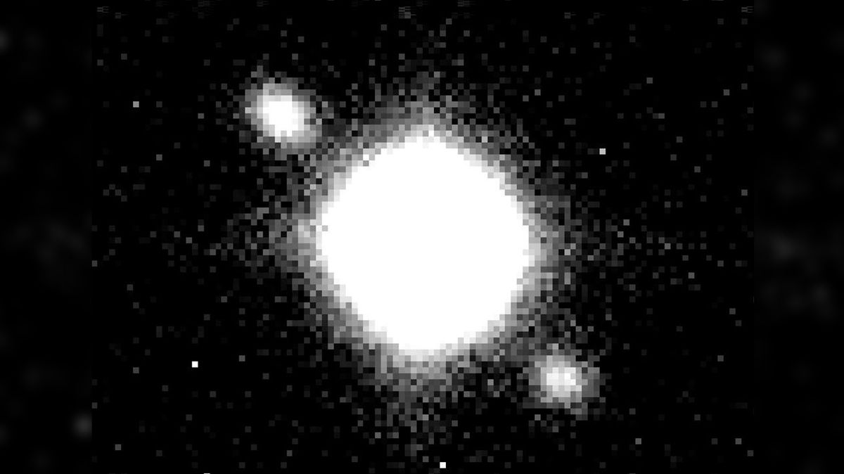 Detailní záběr podivně symetrického objektu pořízený Perkovým dvoumetrovým dalekohledem
