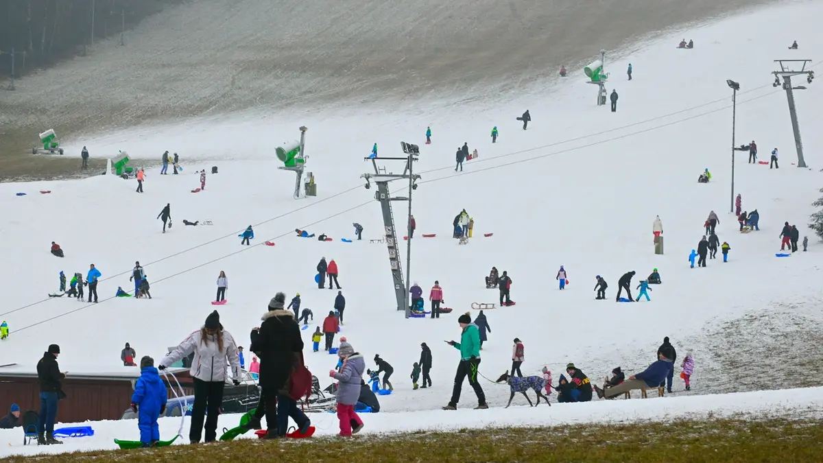 Lidé bobují na svahu v lyžařském areálu v Olešnici na Blanensku.