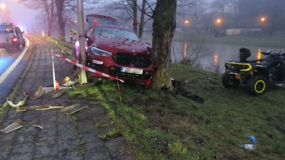 Řidička BMW bourala do stromu a z vozíku vysypala čtyřkolku