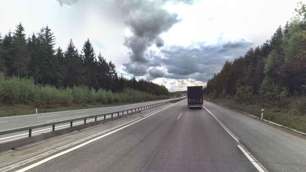 Kamion zablokoval dálnici na Vysočině, policie pak budila šoféry v koloně