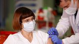 Poláci se bojí vakcíny víc než koronaviru. Církev „dočasný” život nezajímá