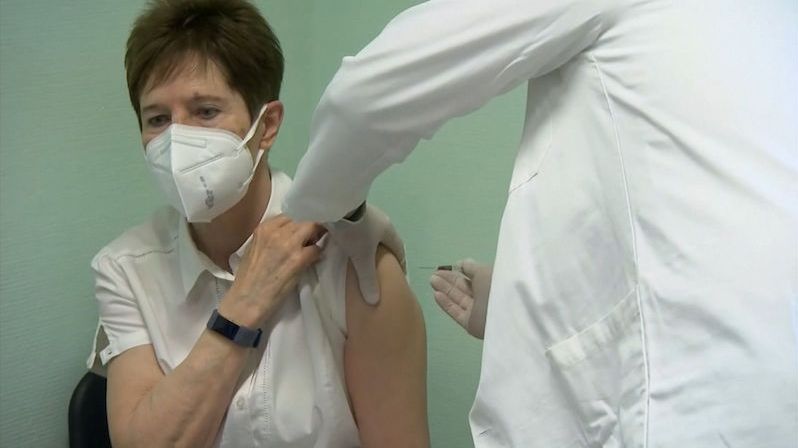 Maďarští zdravotníci musí povinně na očkování