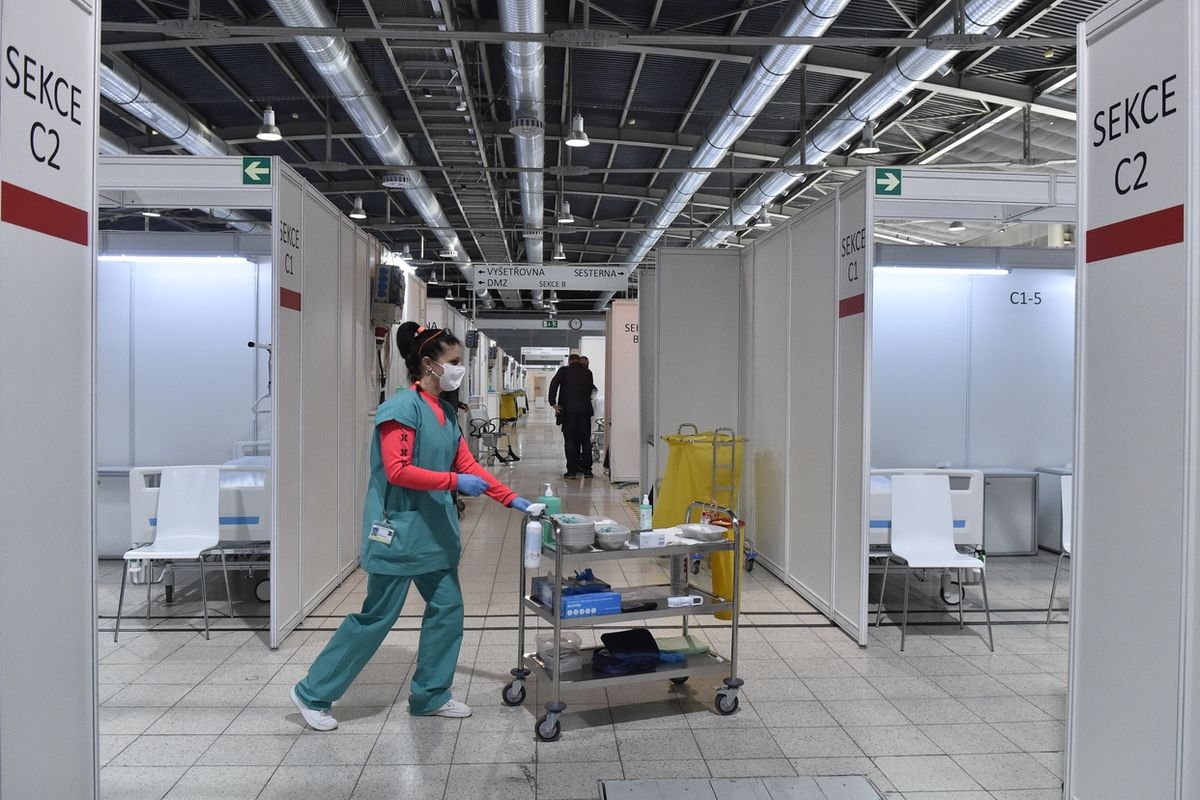 V záložní nemocnici na výstavišti v Brně začalo v pondělí zkušební očkování policistů a hasičů 