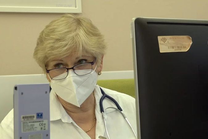 Primářka FN Motol Jaroslava Kulhánková popisuje, jak probíhá očkování