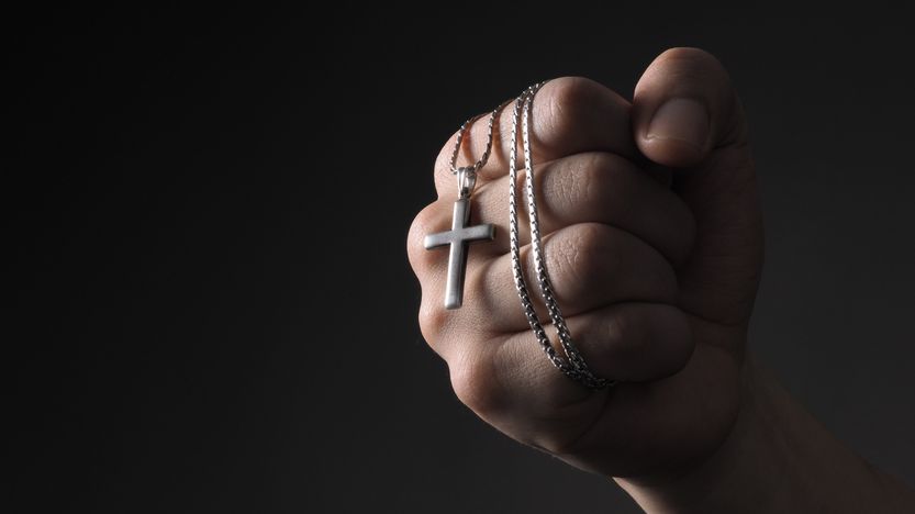 Devítiletému chlapci zachránil život křížek na krku