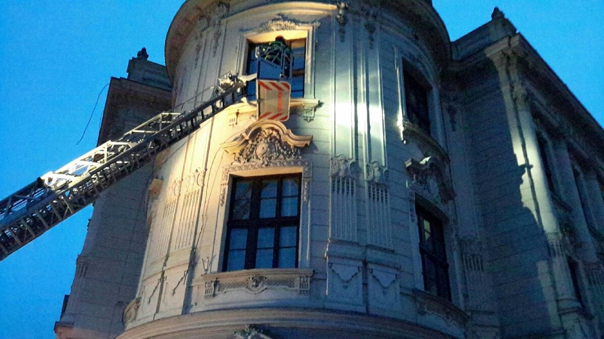 Z budovy vyškovského gymnázia museli hasiči odstranit utržený drát vysokého napětí.
