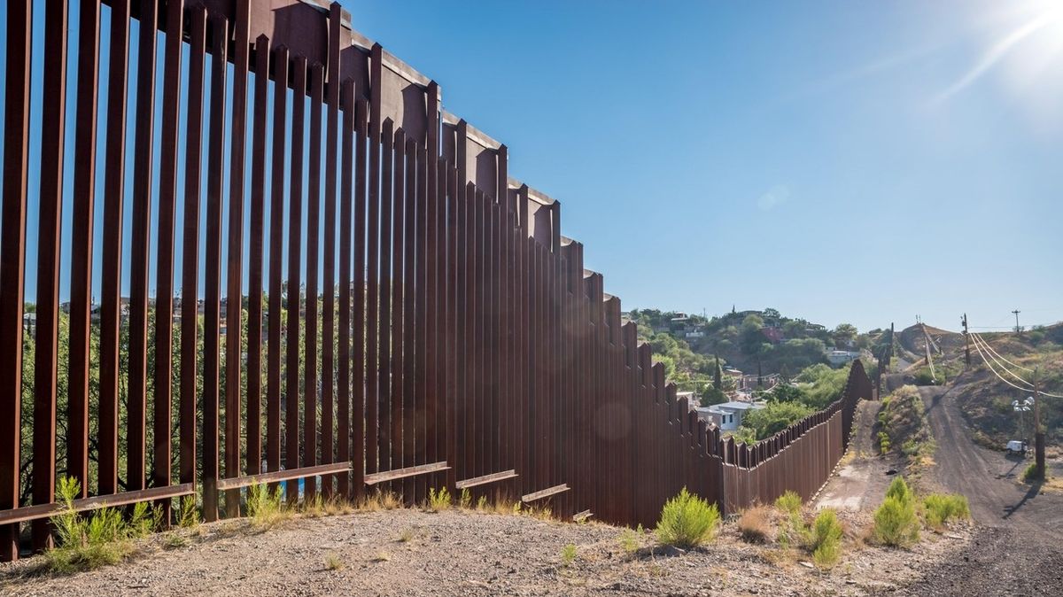 Zeď měla snížit nelegální imigraci z Mexika do USA. Na mnoha místech však pouze násilně rozdělila komunity lidí žijících po desetiletí ve spokojeném sousedství. 