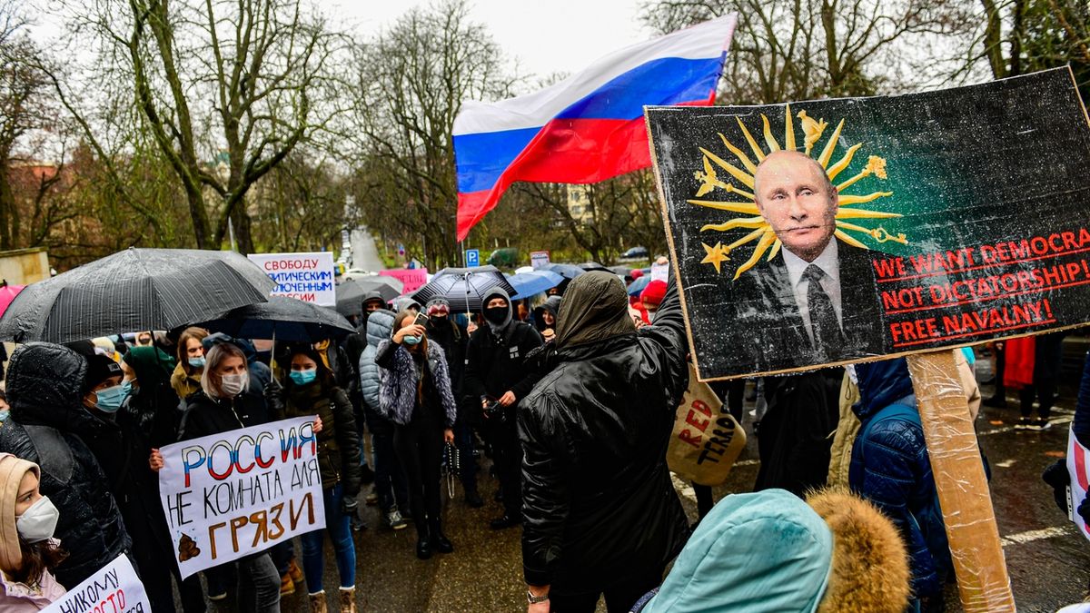 Lidé na shromáždění 23. ledna před ruskou ambasádou v Praze vyjádřili nesouhlas se zadržením ruského opozičního politika Alexeje Navalného v Moskvě.