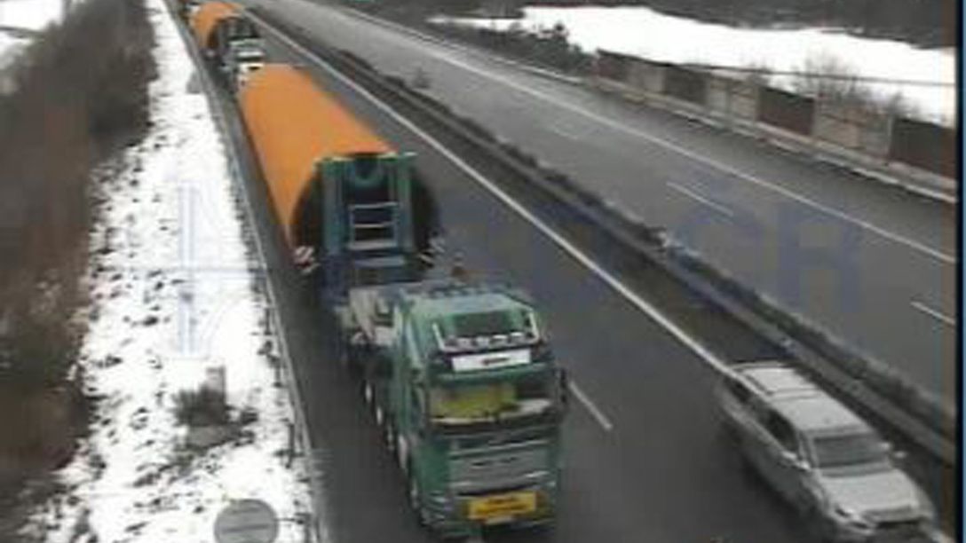 Dálnici D35 blokují tři kamiony s nadměrným nákladem. Nevejdou se na kruhový objezd