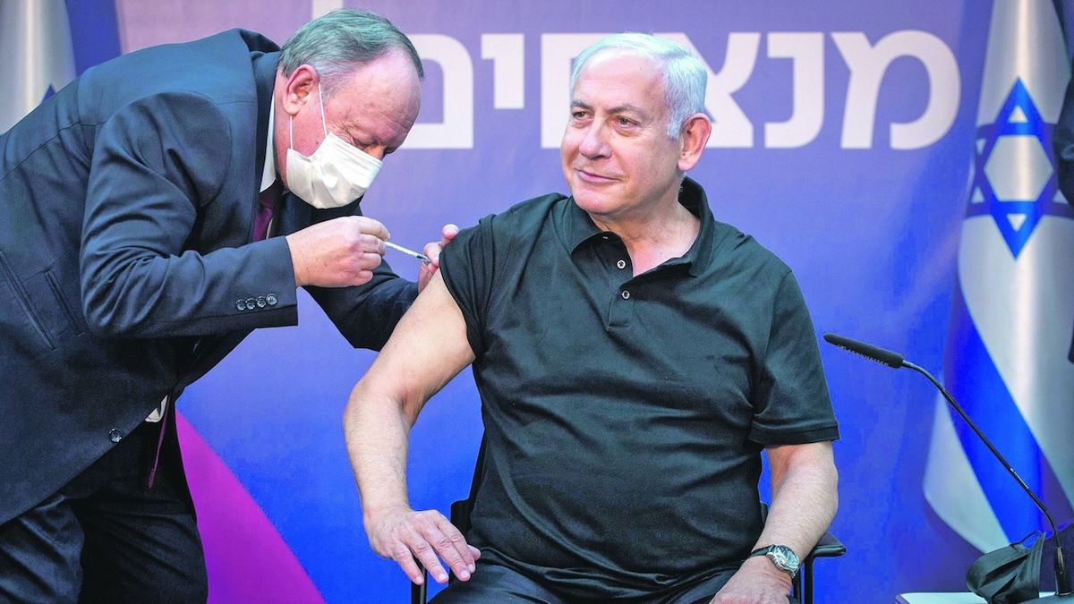 Izraelský premiér Benjamin Netanjahu dostal druhou dávku vakcíny proti covidu na klinice v Ramat Ganu. 