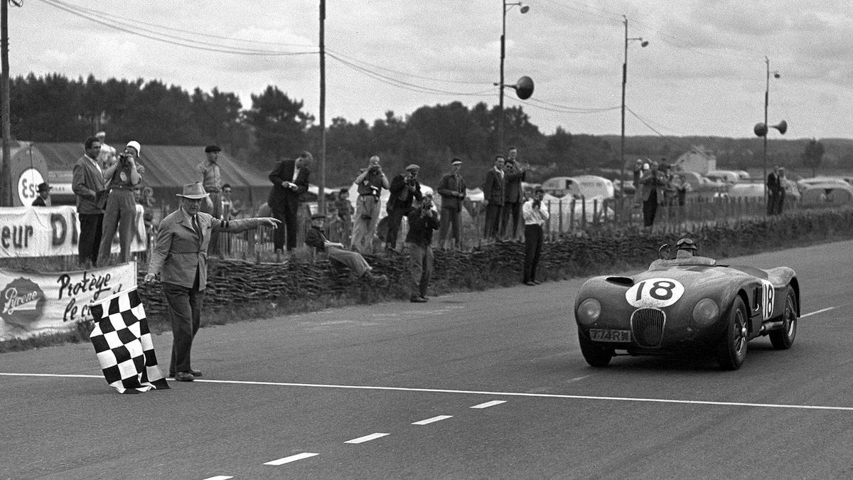Původní Jaguar C-type vítězí závod 24 hodin v Le Mans roku 1953