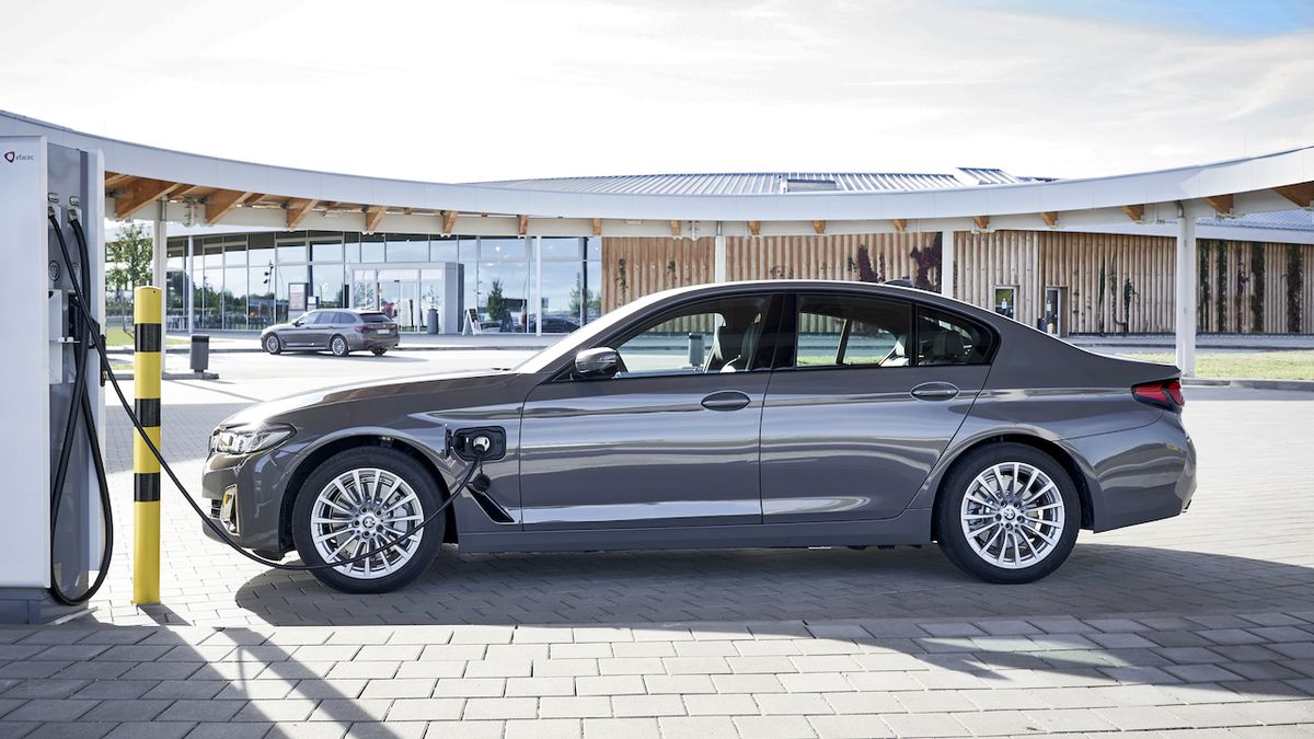 Plug-in hybridní BMW řady 3 a 5 mají nové základní verze