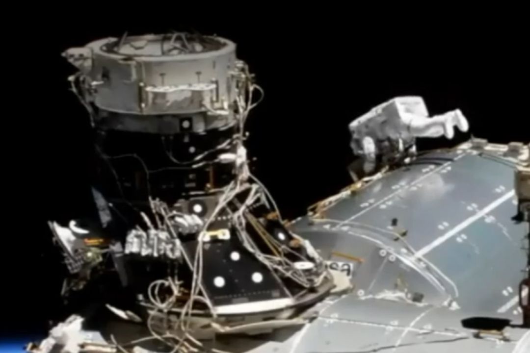 Záznam: Výstup astronautů Michaela Hopkinse a Victora Glovera do kosmu