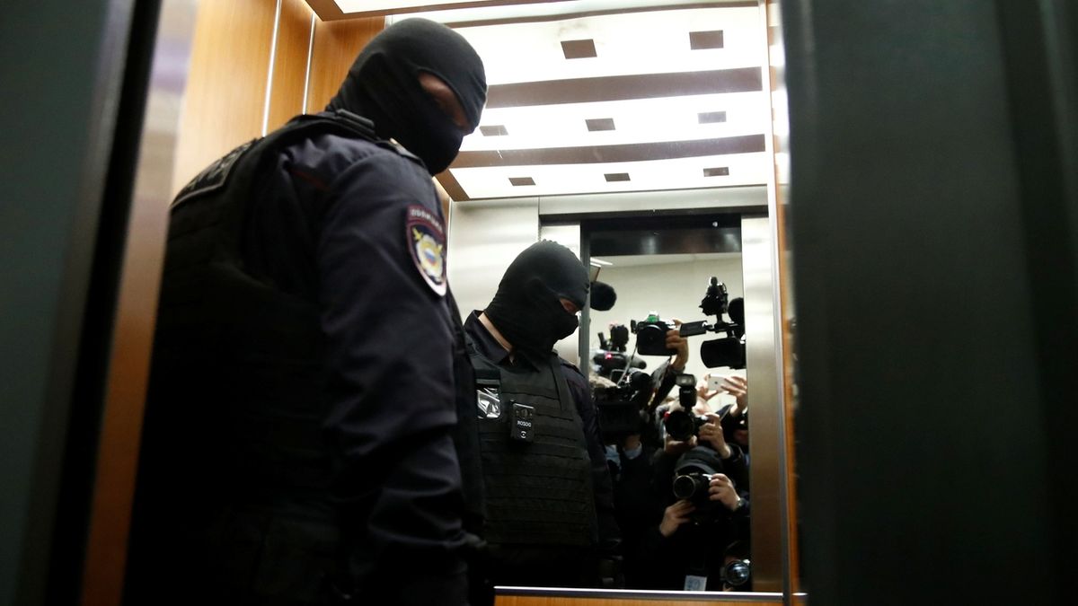 Policisté odjíždějí z bytu Alexeje Navalného