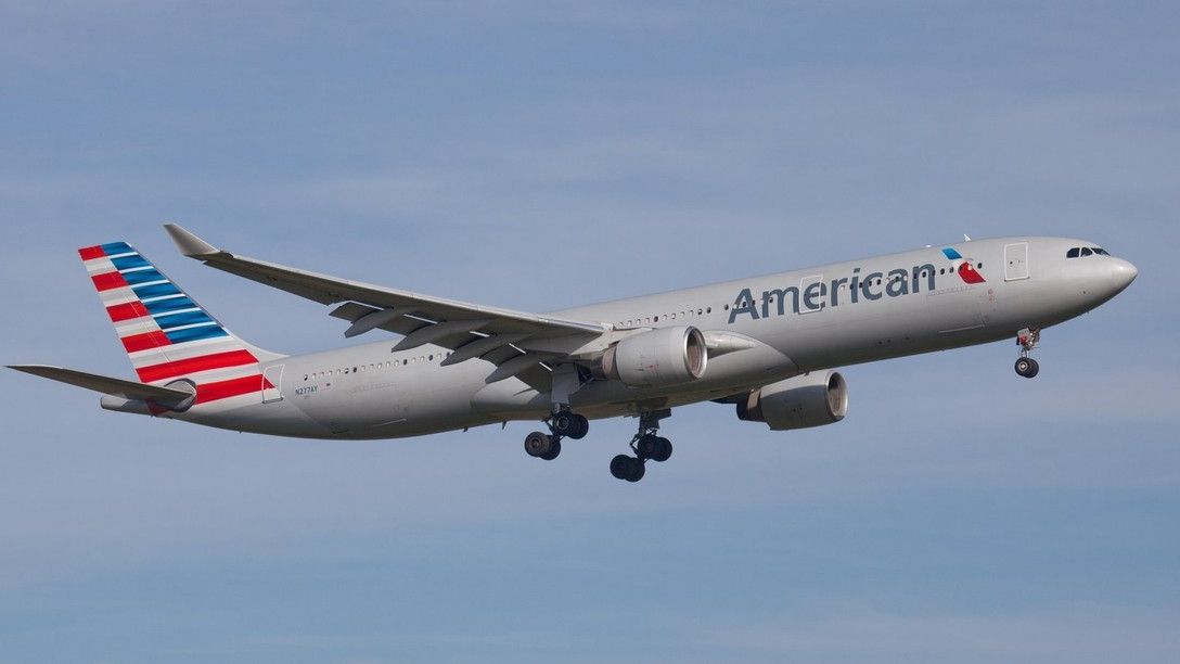 Dvacetičlennou rodinu vykázali v USA z letadla kvůli jedné roušce pod nosem