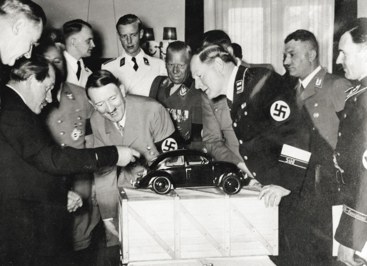 Ferdinand Porsche (vlevo dole) předvádí v roce 1938 model „lidového vozu“ Hitlerovi.