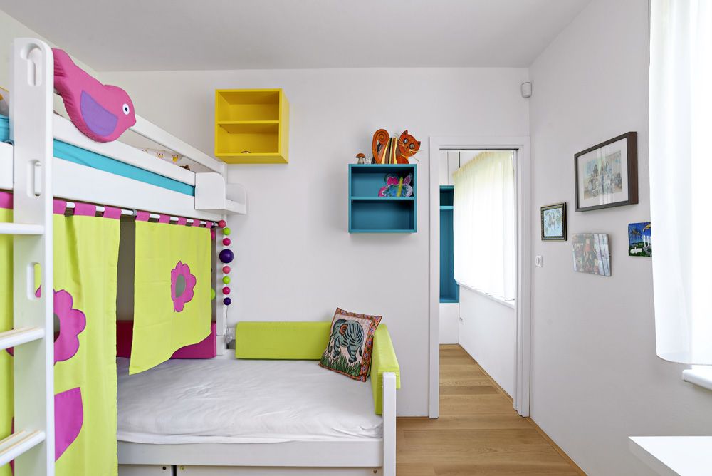 Základem dětského pokoje je bílý nábytek v kombinaci s barvami a hravými prvky.