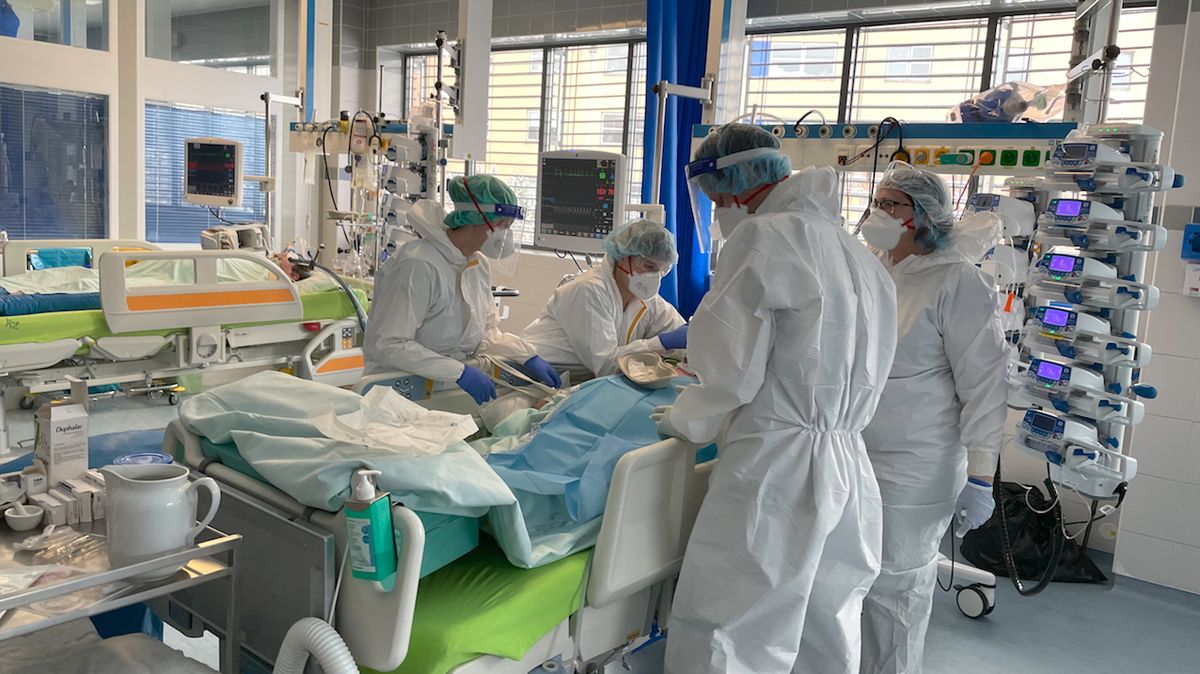 Pacienti s covid-19 bojují na covidových odděleních o život. Ilustrační foto