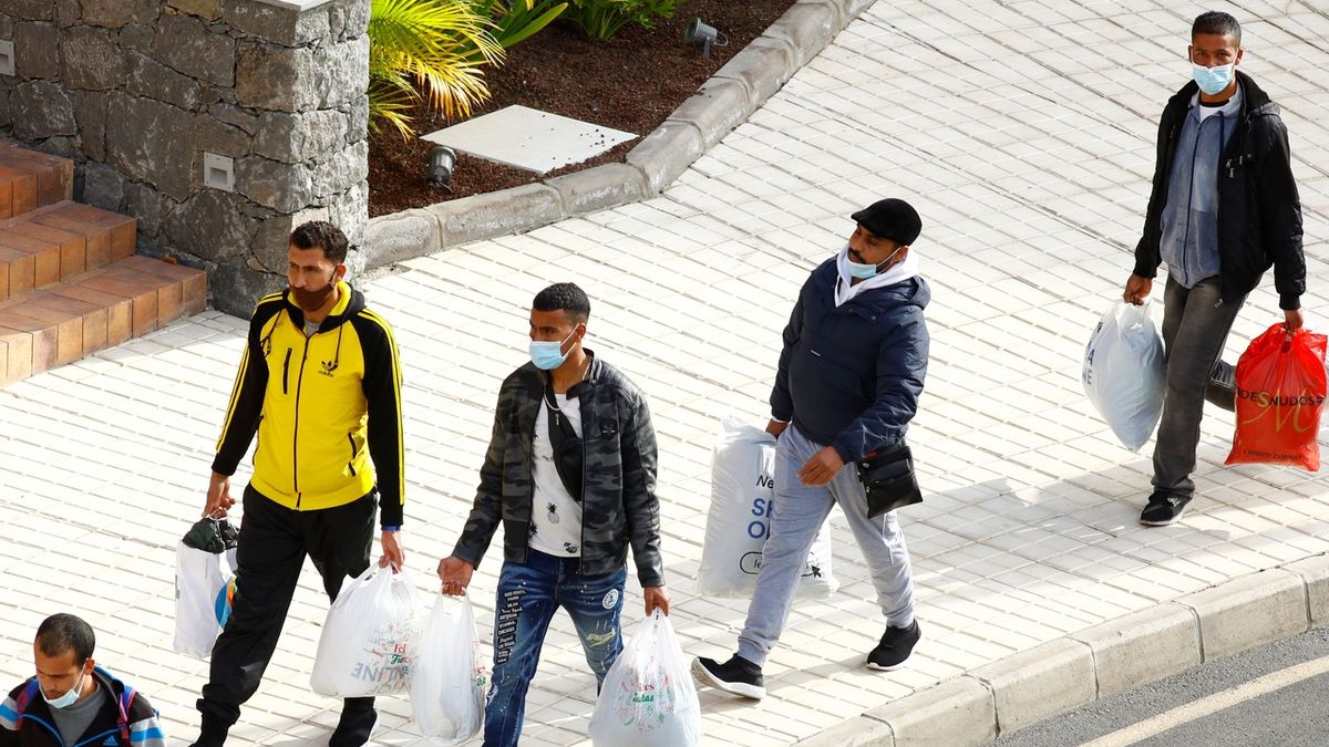 Migranti ubytovaní v hotelu se stěhují do uprchlického centra.