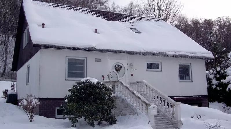 Tvorba ledových valů a rampouchů na okraji šikmé střechy domu. Případné sněhové zachytávače za určitých podmínek nezabrání pádu sněhu a je třeba chránit přístup osob do domu.