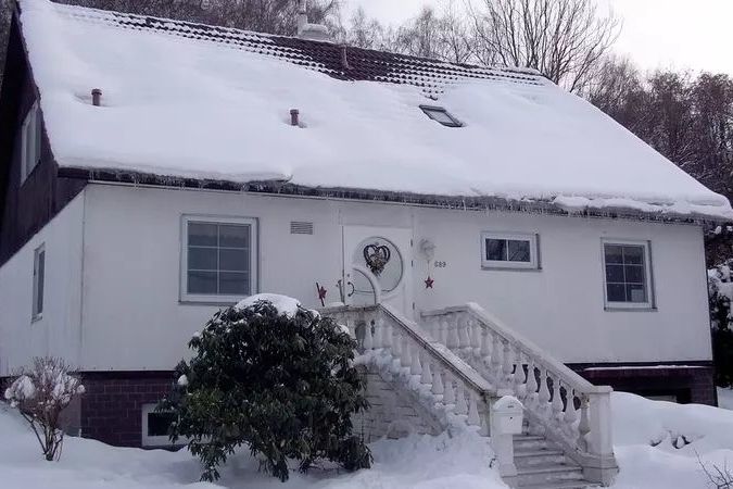 Tvorba ledových valů a rampouchů na okraji šikmé střechy domu. Případné sněhové zachytávače  za určitých podmínek nezabrání pádu sněhu a je třeba chránit přístup osob do domu.