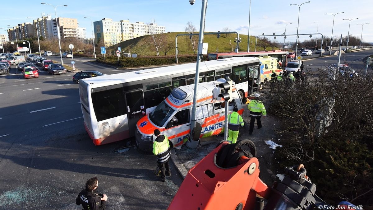 V Praze se srazil autobus se sanitkou, řidiče museli vyprostit
