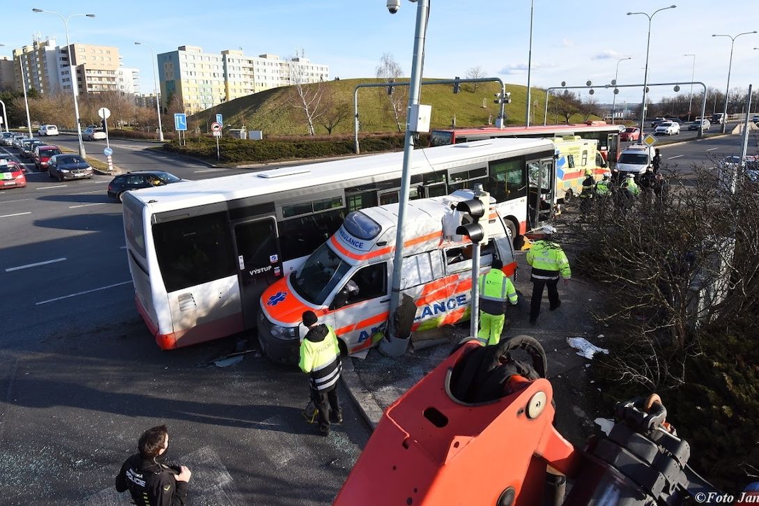 V Chilské ulici v Praze se srazila záchranka s autobusem