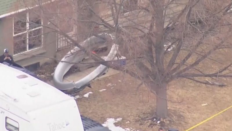 V americkém Denveru spadl do rezidenční čtvrti kus motoru letadla