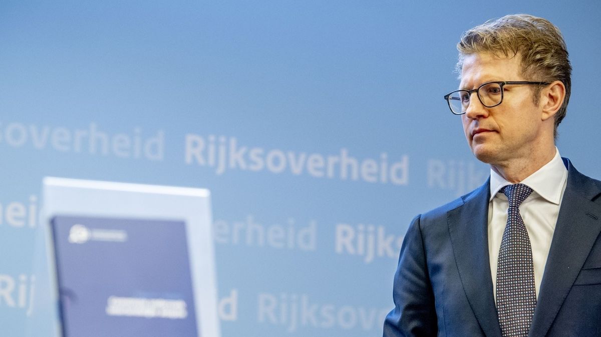 Nizozemský ministr Sander Dekker komentuje výsledky šetření o adopcích z ciziny.  