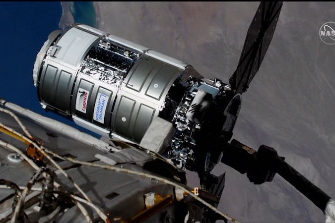 BEZ KOMENTÁŘE:  K ISS dorazila nákladní loď Cygnus, veze jídlo i červy