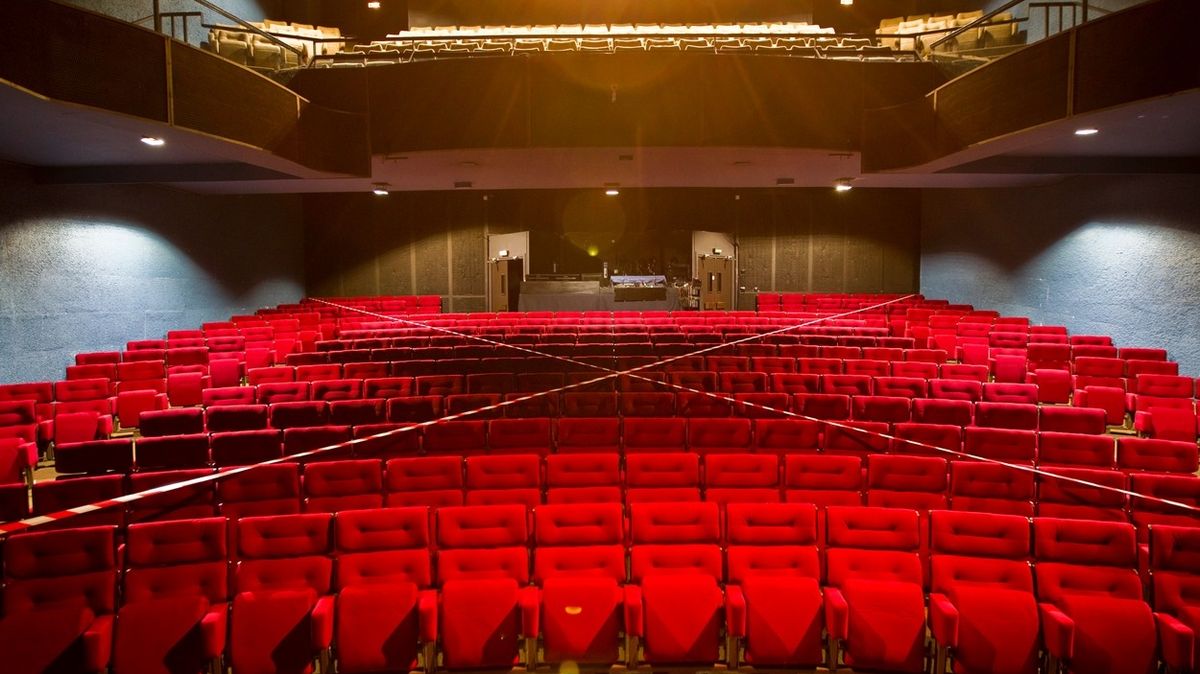 Británie řeší, jak pustit lidi na koncerty a do divadel