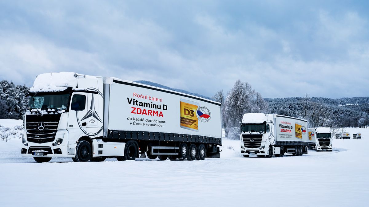 Konvoj kamionů vezoucích roční balení vitamínu D