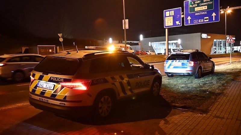 Po řidiči BMW, který večer uprchl od nehody v Praze, pátrali policisté i vrtulník