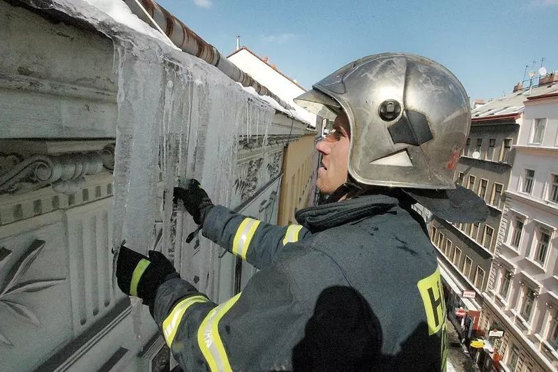 Pád sněhu nebo ledu ze střechy nehrozí jen na horách. Nebezpečné situace ve městě v nížině pak řeší hasičský záchranný sbor.