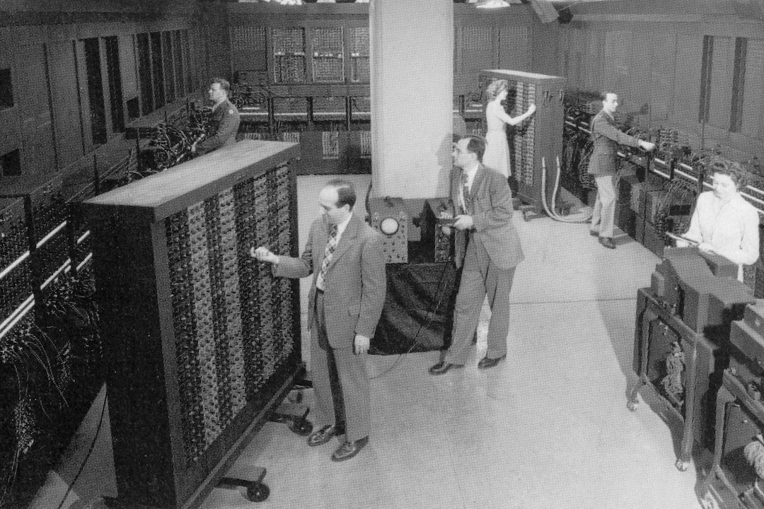 První sálový elektronkový počítač ENIAC (Elektronic Numerical Integrator and Computer), vyvinutý na Penn State University ve státě Pennsylvania v USA - na snímku z roku 1946.