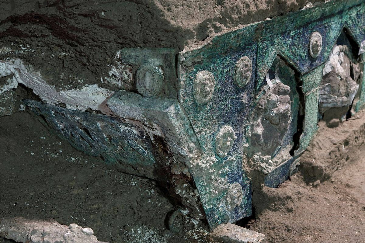 U Pompejí našli dochovaný kočár používaný pouze k obřadům.