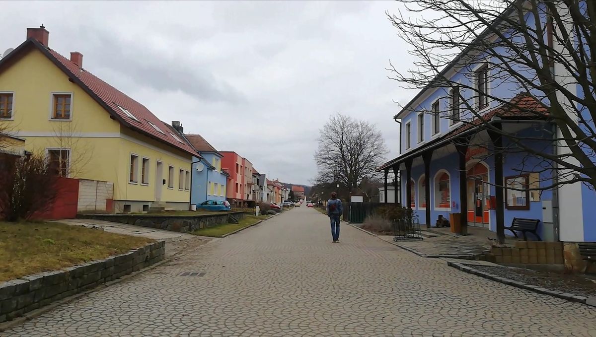 V Modré žije na malém území sedm set obyvatel. Obec má souběžnou ulici ś Velehradem. Lidé se tak budou muset uprostřed ulice otočit a jít zpátky.