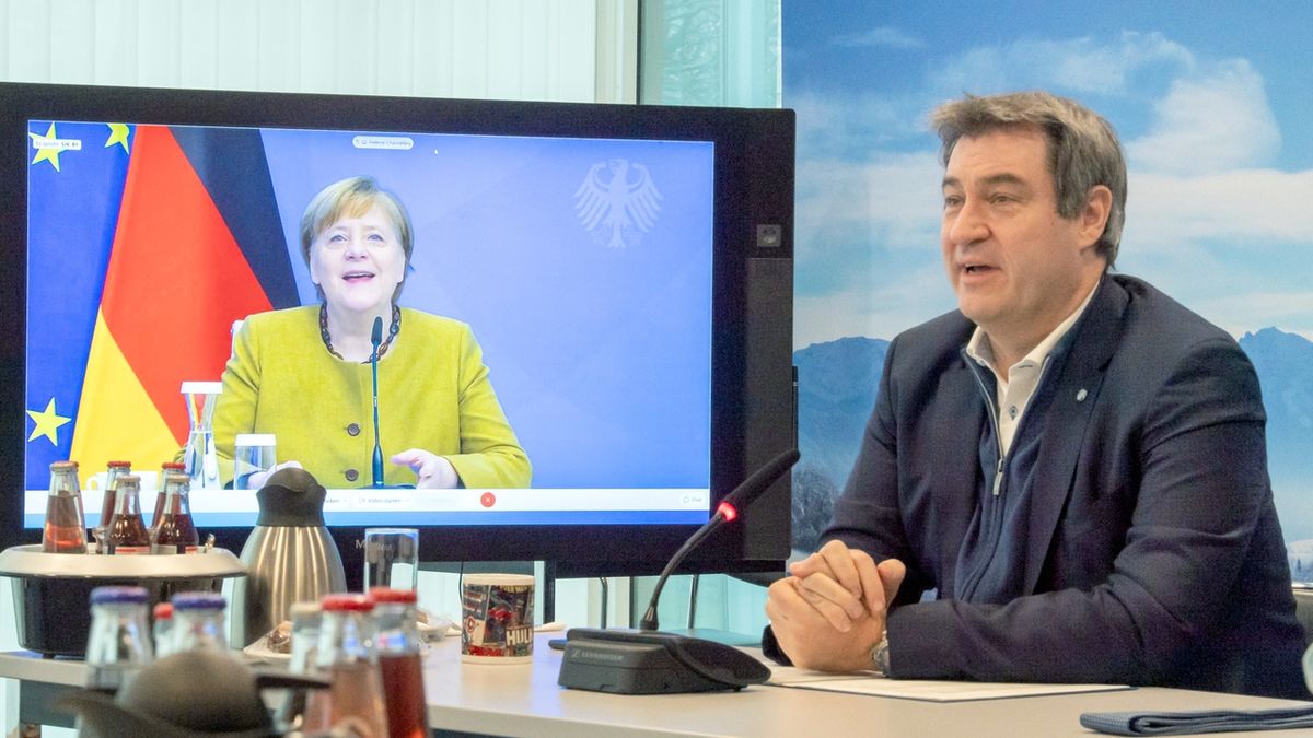 Bavorský premiér Markus Söder při videorozhovoru s německou kancléřkou Angelou Merkelovou